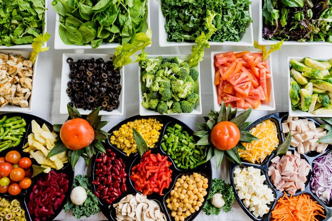 Diversos alimentos low carb, como vegetais, legumes, frutas e queijo