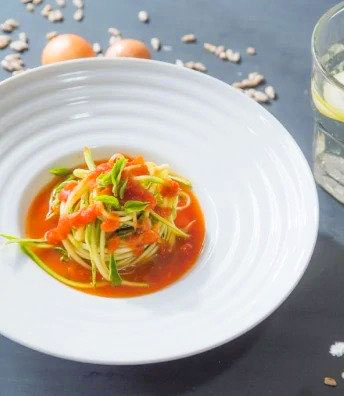 Espaguete de abobrinha ao molho de tomate