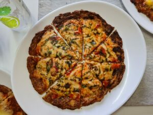 pizza low carb de tomate seco com muçarela de búfala e pesto