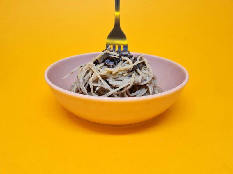 espaguete de pupunha com molho de funghi seco