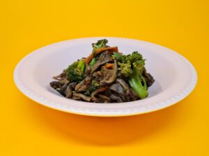 salteado oriental com cogumelos e legumes