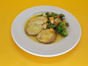 frango grelhado ao molho de laranja com legumes na manteiga