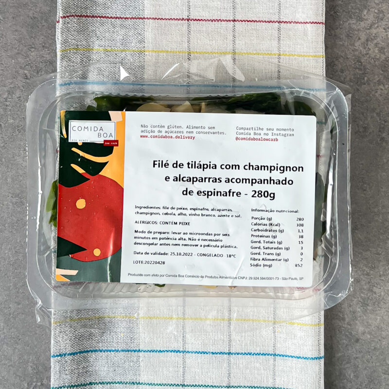 Filé de tilápia com champignon e alcaparras acompanhado de espinafre
