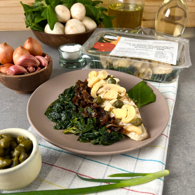 Filé de tilápia com champignon e alcaparras acompanhado de espinafre
